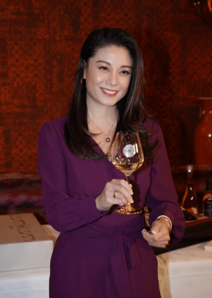 廖碧儿遭富二代否认婚讯首开腔承认单身开红酒做直播心情尚好