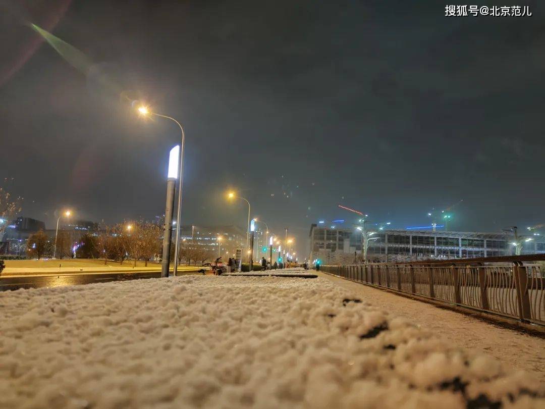 虽然有点冷,但是很高兴.下雪了,这儿是奥运塔的雪景,也是雪后夜景.