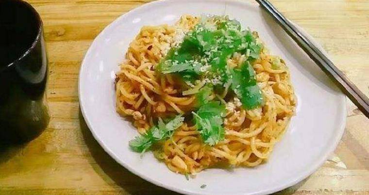 最简单的家庭版炒面 52c5729d804f48a987acd1d605cc30fa.jpeg