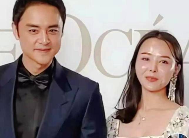 40岁明道搭上张庭后,不停和网红"亲密接触",从"青蛙王子"变成油腻总裁