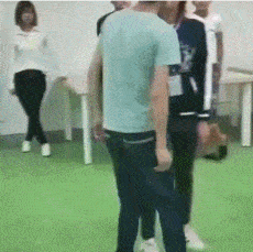 gif搞笑段子:就知道你会生气,所有我又退了