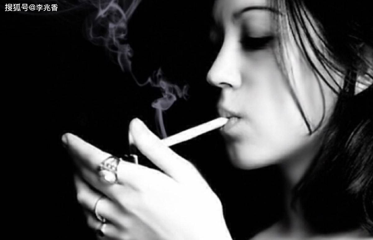 伤感抽烟的个性签名一个人抽烟的说说句子