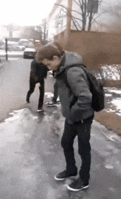 搞笑gif段子:兄弟,下次你们家办酒席时,别人再也不想来了!