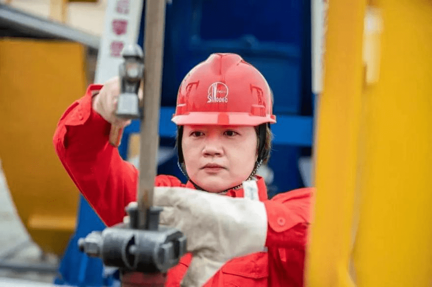 从人民教师到采油女工,她在男人堆里塑造传奇,荣获最高规格表彰!