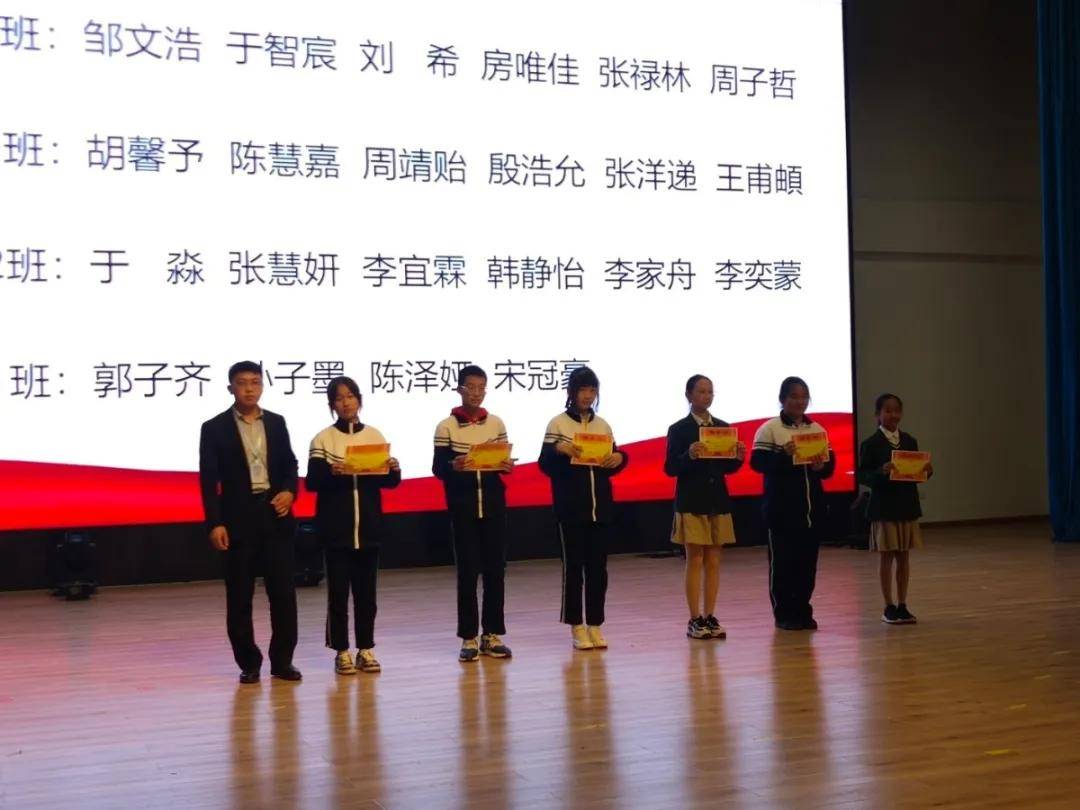 学法经验交流 九年级一班优秀学生代表郭子齐根据自己的学习经验向