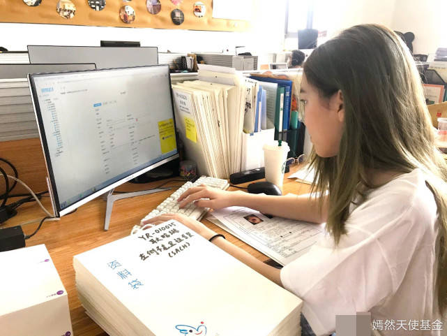 与准继母同框破不和传闻?李亚鹏带小女友逛街,身边女子酷似李嫣