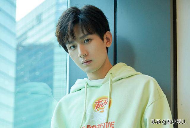 原创靠好身材出圈的男明星:肖战5a级,成毅8块腹肌,还不快来舔屏