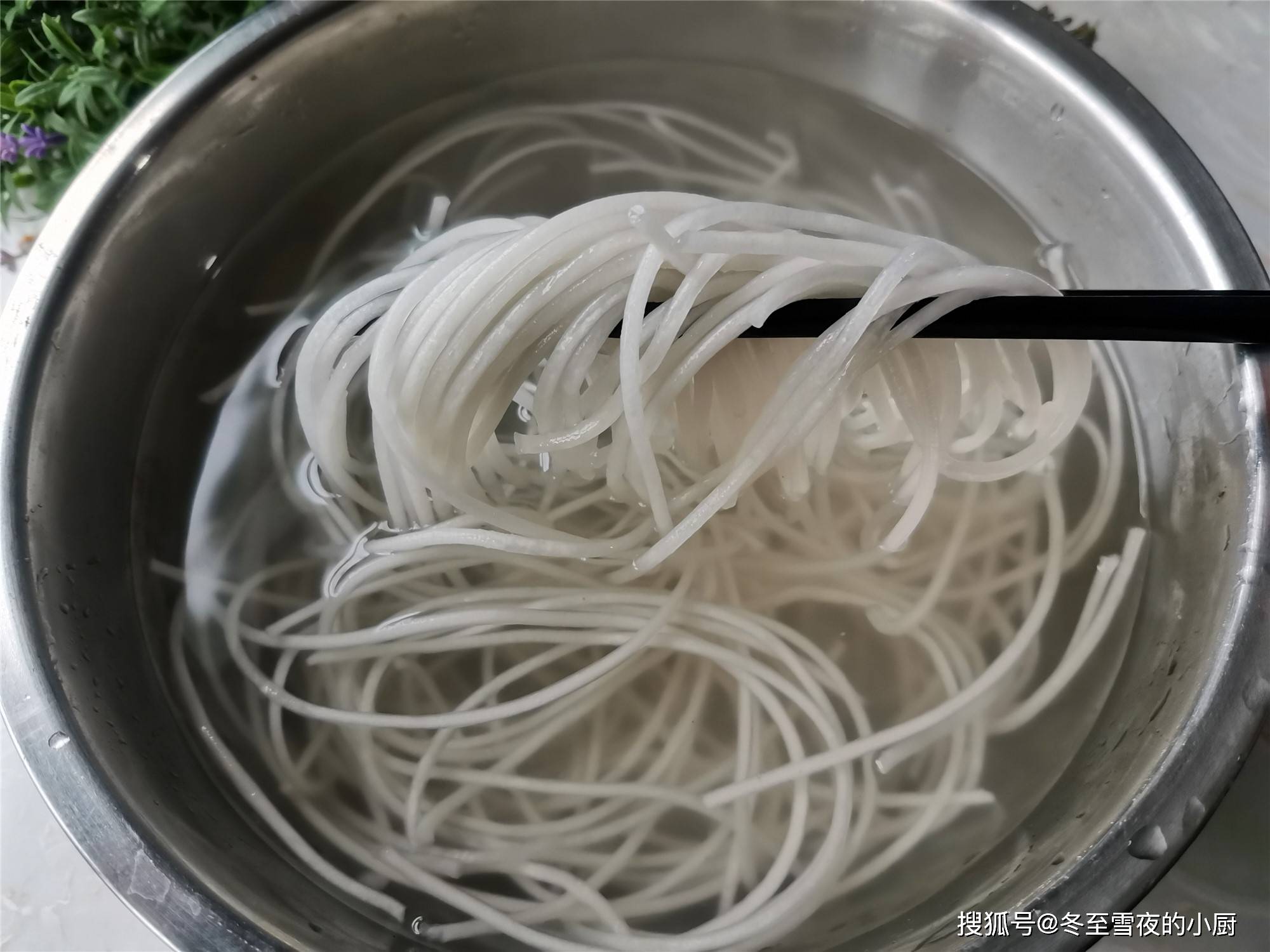 土豆粉条用开水还是冷水泡好?土豆粉条正确泡发方法,不粘不碎