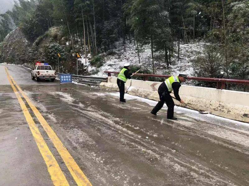 以雪为令！益阳交警风雪中坚守岗位保畅通！