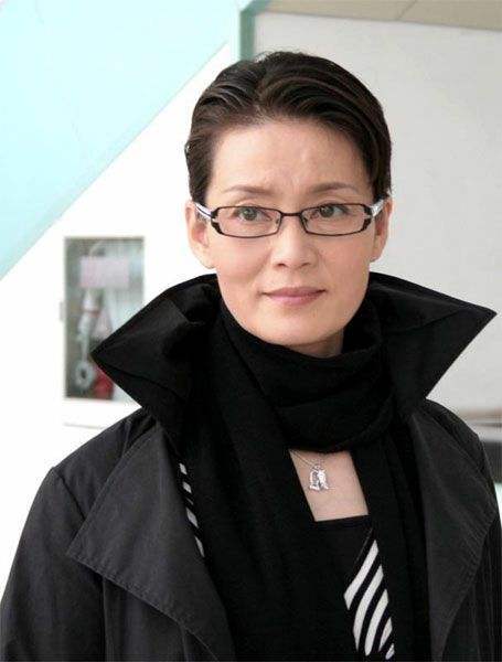 66岁潘虹穿洋装戴眼镜好文雅她的秋冬穿搭堪称妈妈们的典范