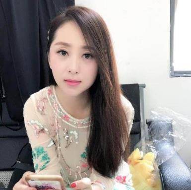 她是云飞前妻,老公星光大道成名后和她离婚,如今独自带女儿生活