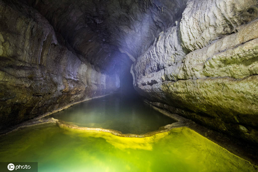 奇特的池塘和颜色奇异的石灰岩,shakuranskaya洞穴就像科幻电影的