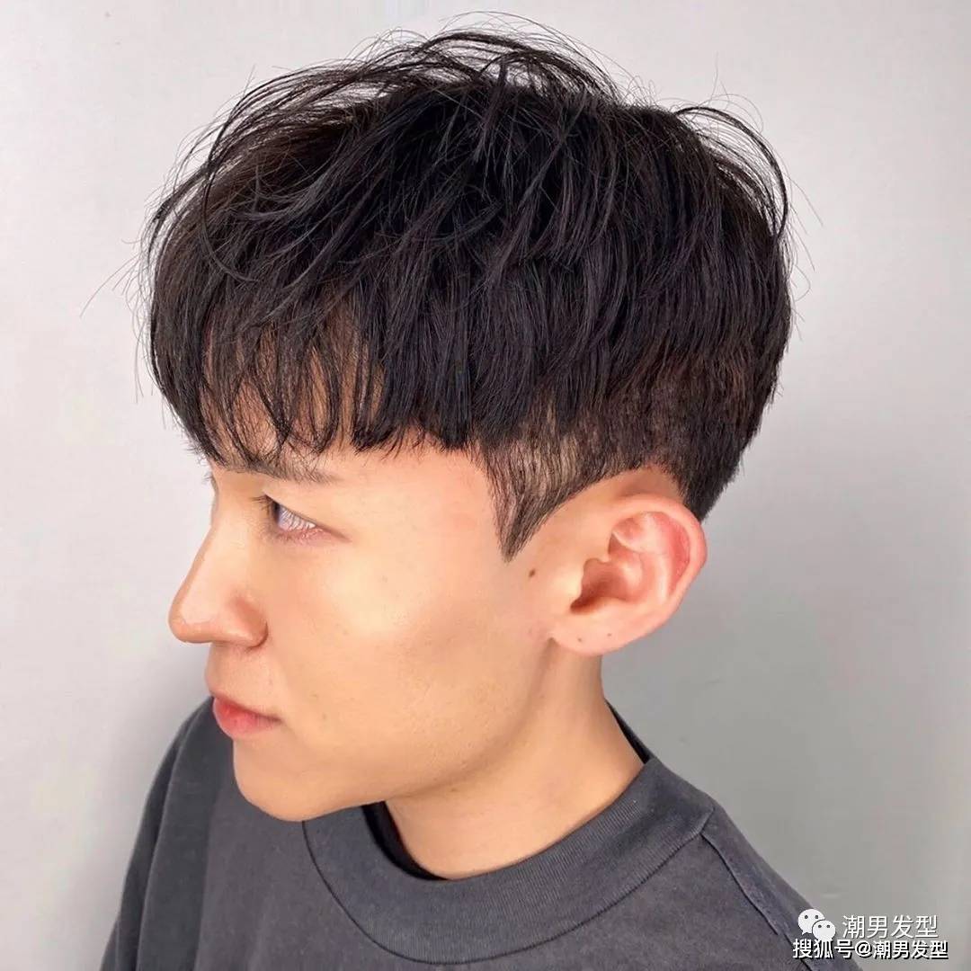 男生年底选刘海发型的时候,同样有不同的造型可以选择.