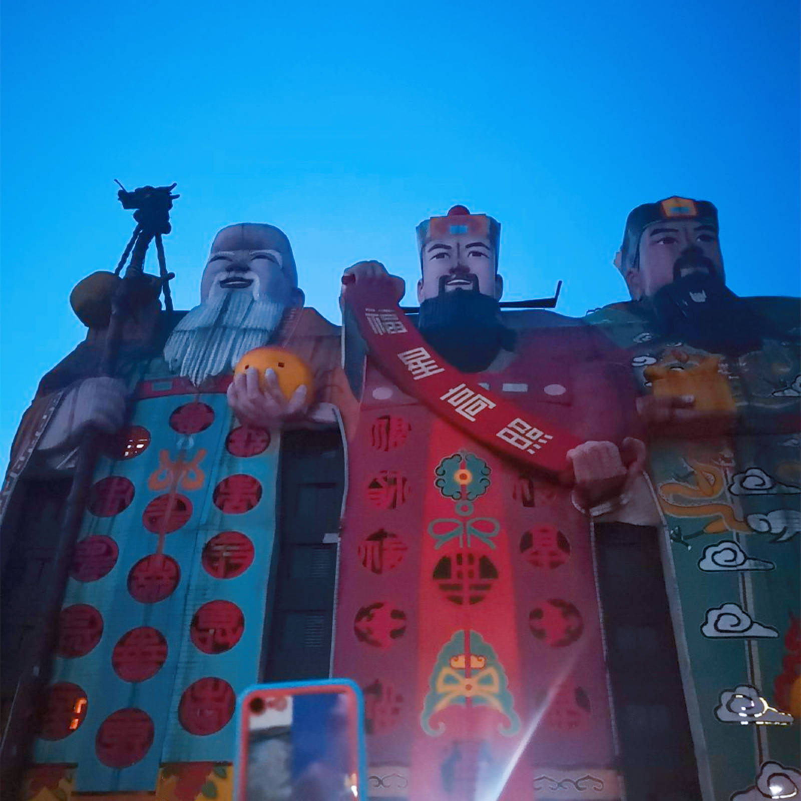 随着旅游业的发展,天子大酒店附近也开设了许多商店.