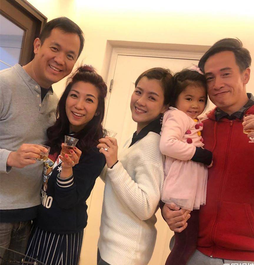 陈豪夫妇过年聚会,38岁妻子陈茵媺笑容甜美,4年生3胎身材仍出众