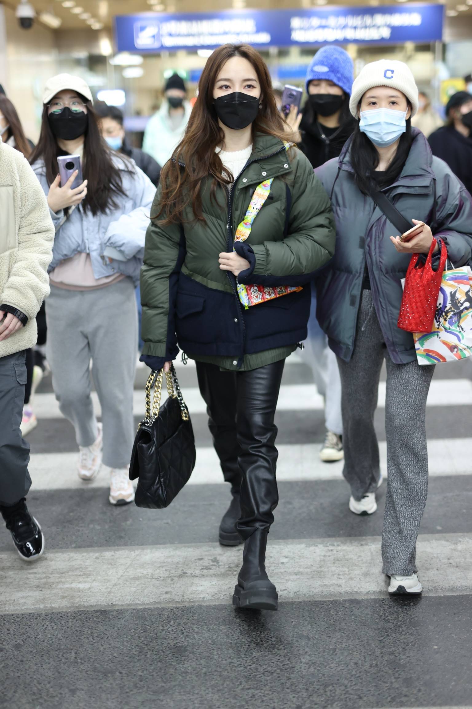 1/ 12 2020年12月18日,北京,孟佳现身机场.