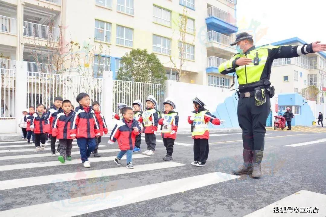 幼儿园交通安全教育活动小小交警实战演练