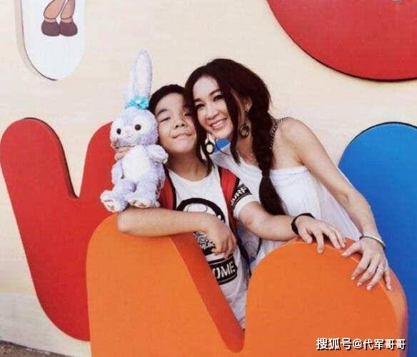 40岁董洁和11岁儿子拍“婚纱照”，晒母子亲密照