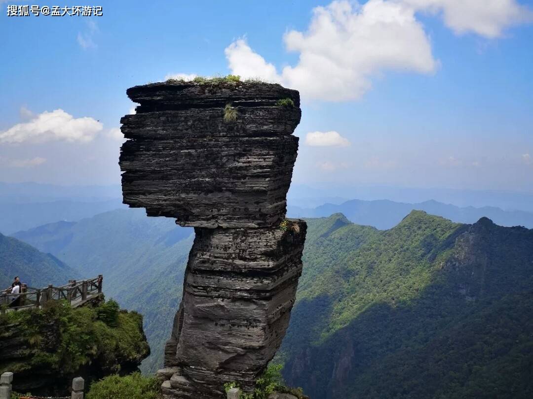 贵州梵净山,经过多次战乱破坏,依然屹立不倒,最终保存了下来_手机搜狐