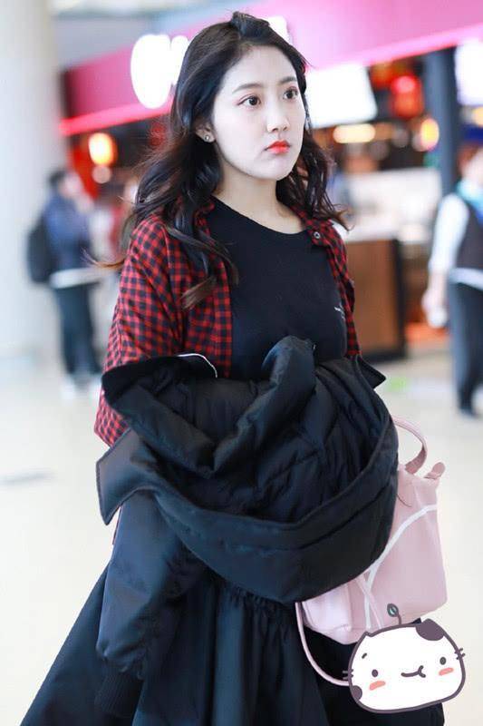 原创李艺彤的私服写真照片不愧是颜值少女她是许多宅男心中的女神