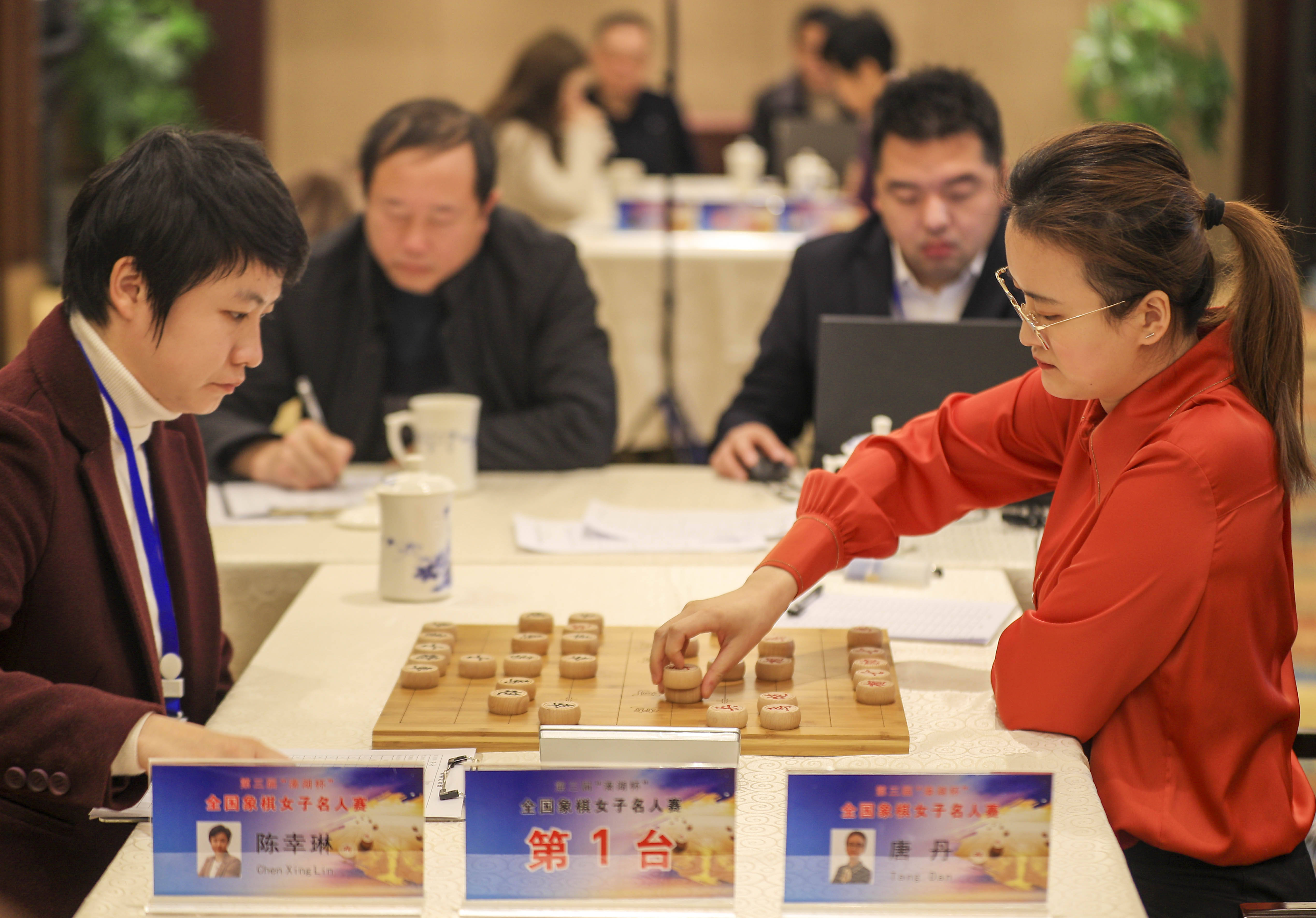 1/ 12 2020年12月20日,象棋特级大师唐丹(右)与象棋特级大师陈幸琳