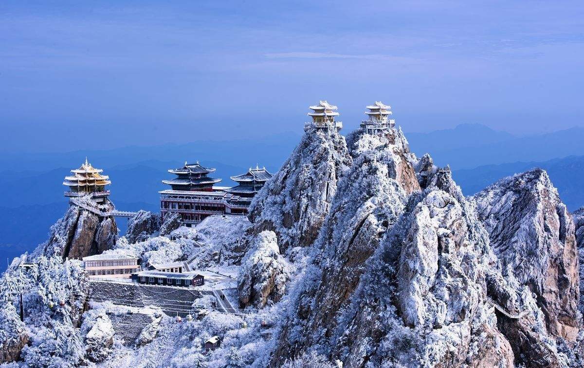 远赴人间惊鸿宴，一睹人间盛世颜，飘雪的老君山似乎更像仙境了