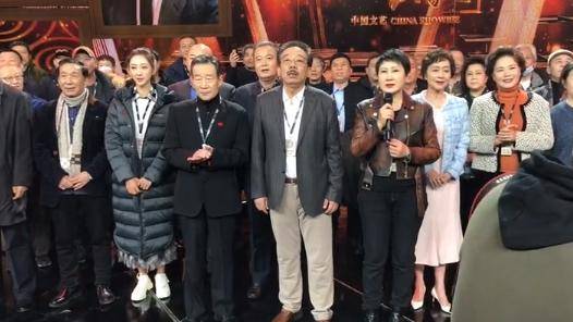 渴望剧组30年后再聚张凯丽领话筒带唱蓝天野韩影未露面