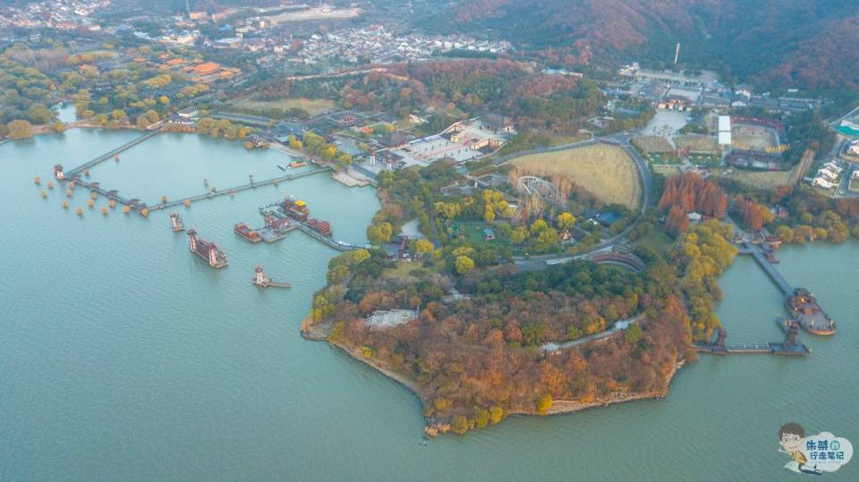 除了春城昆明，太湖湖畔的一处5A景区，也是观赏红嘴鸥的好地方