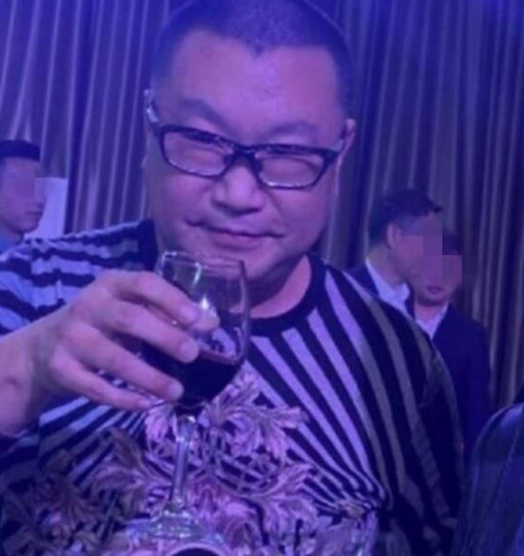 曾涉毒2次被捕，51歲尹相傑登台獻唱疑復出，小20歲女友比於文華還漂亮！ 娛樂八卦吃瓜 第1张