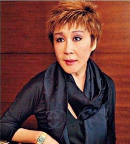 被向华强养40年,还与向太亲如姐妹,"李小龙的女人"丁佩有何魅力?