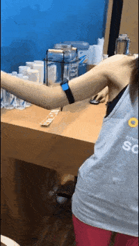 原创搞笑gif段子小姐姐这样瓶子都没有掉下来你是怎么做到的