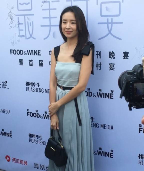 原创董洁哪有39岁,身穿吊带蓝色百褶裙现身活动,生图也不显老!
