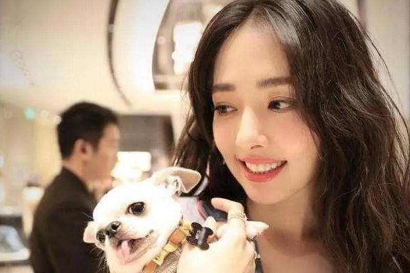 郭碧婷现身安以轩女儿满月宴，产后状态变化明