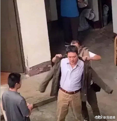 冯绍峰片场抽烟惹争议,翘二郎腿与工作人员谈笑风生