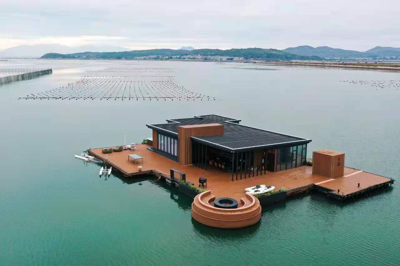用防腐木搭建一个海上漂浮的别墅