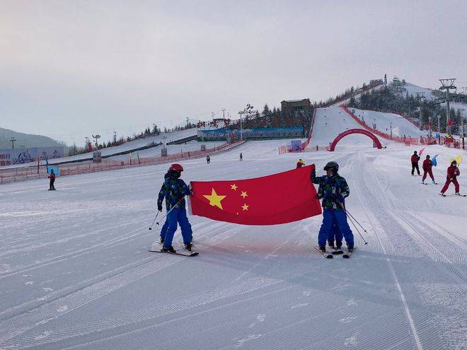 广大冰雪爱好者齐聚松鸣岩国际滑雪场,点燃了法台山下的冬日激情