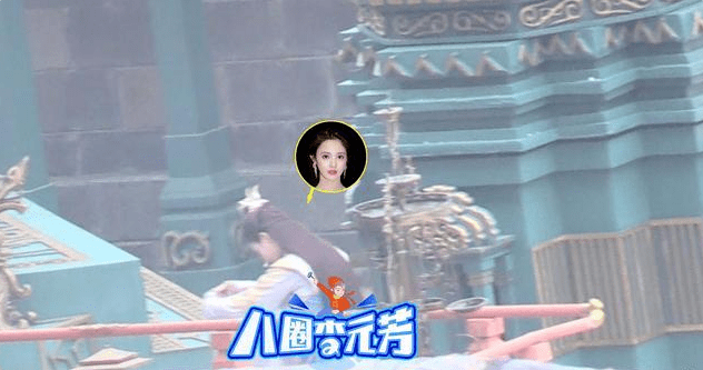 冯绍峰片场抽烟惹争议,翘二郎腿与工作人员谈笑风生