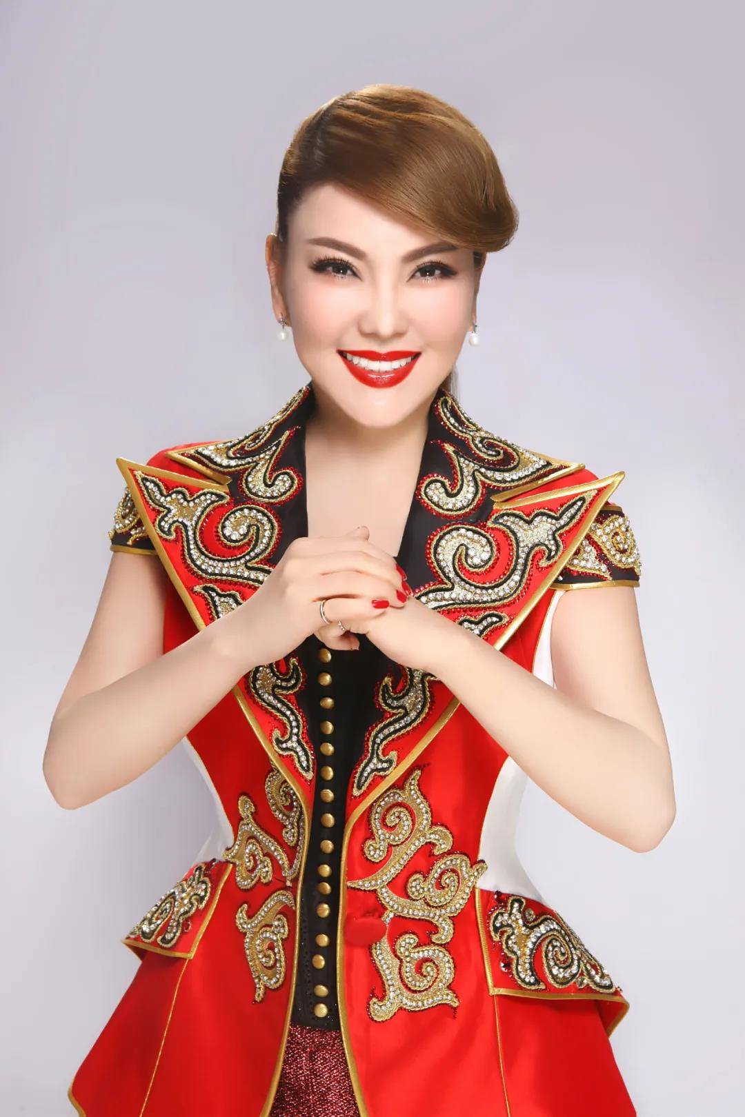 新歌推荐 | 乌兰图雅《福满堂》歌唱锦绣小康 家家吉祥