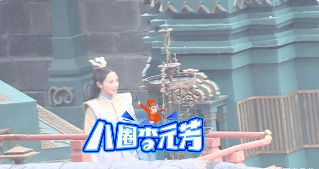 冯绍峰片场抽烟惹争议,翘二郎腿与工作人员谈笑风生