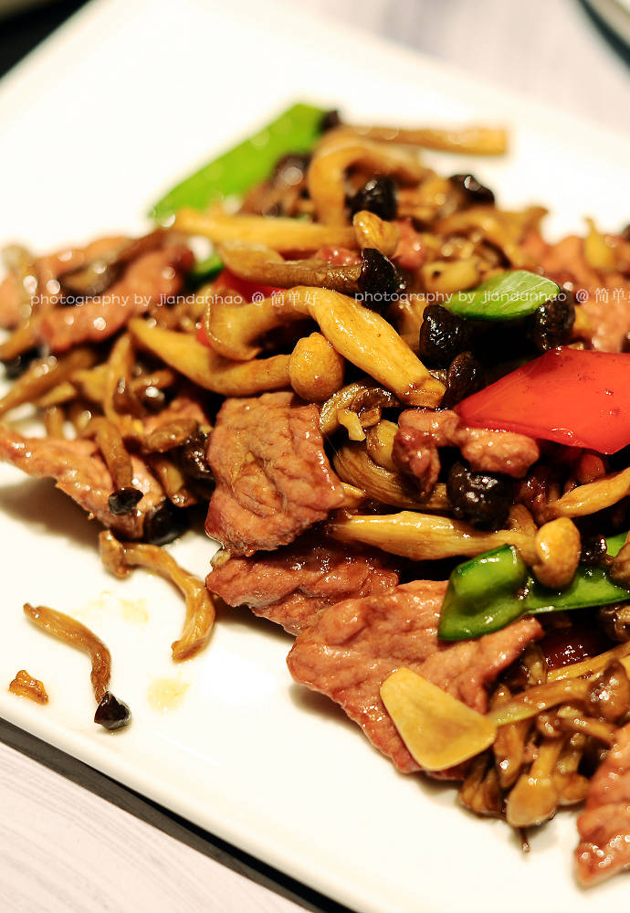 菌菇炒牛肉,嫩嫩的牛肉搭配菌类是我的菜,有营养又不怕胖,强推!
