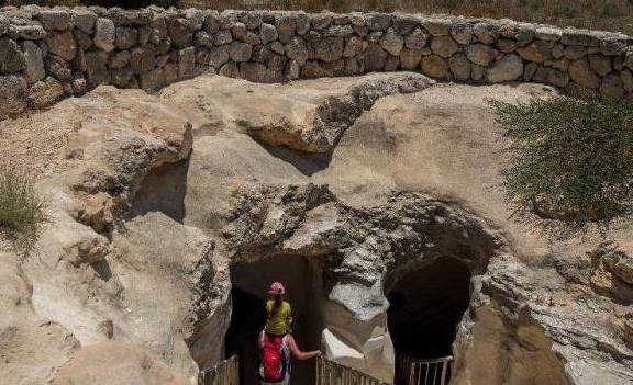 以色列的地下古城，政府无力发掘只能交给游客，挖到古董全归自己