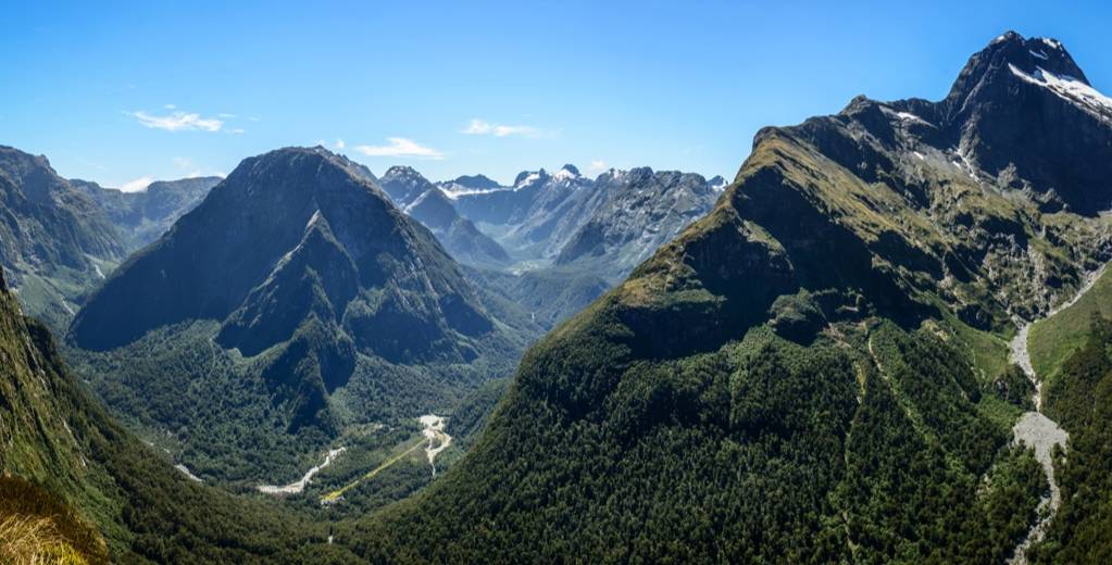 蟒岭巍巍蟒岭群山中山高林密雾蒙蒙天际相连白云间仿佛桂水自天然