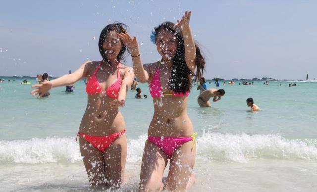 旅游实拍泰国芭提雅沙滩，这两个美女的拍照姿势太突出了