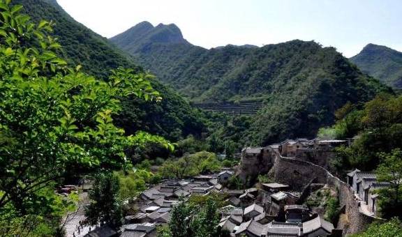 京郊古村是抗日时期重要根据地之一，建筑布局独特，自然景色优美