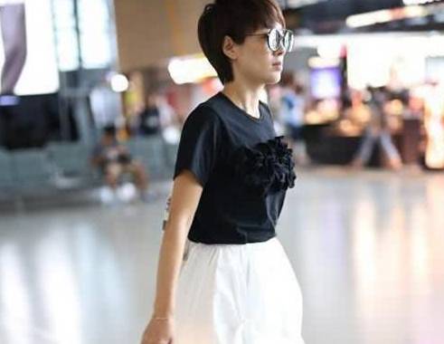 原创马伊琍换新的造型走机场,超短发造型搭配拼接色连衣裙,优雅大气