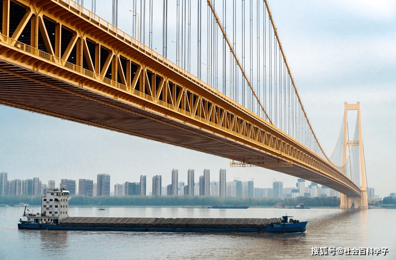 杨泗港大桥就如一道金色的长龙贯通大江南北,雄伟壮观,为世人所惊叹.
