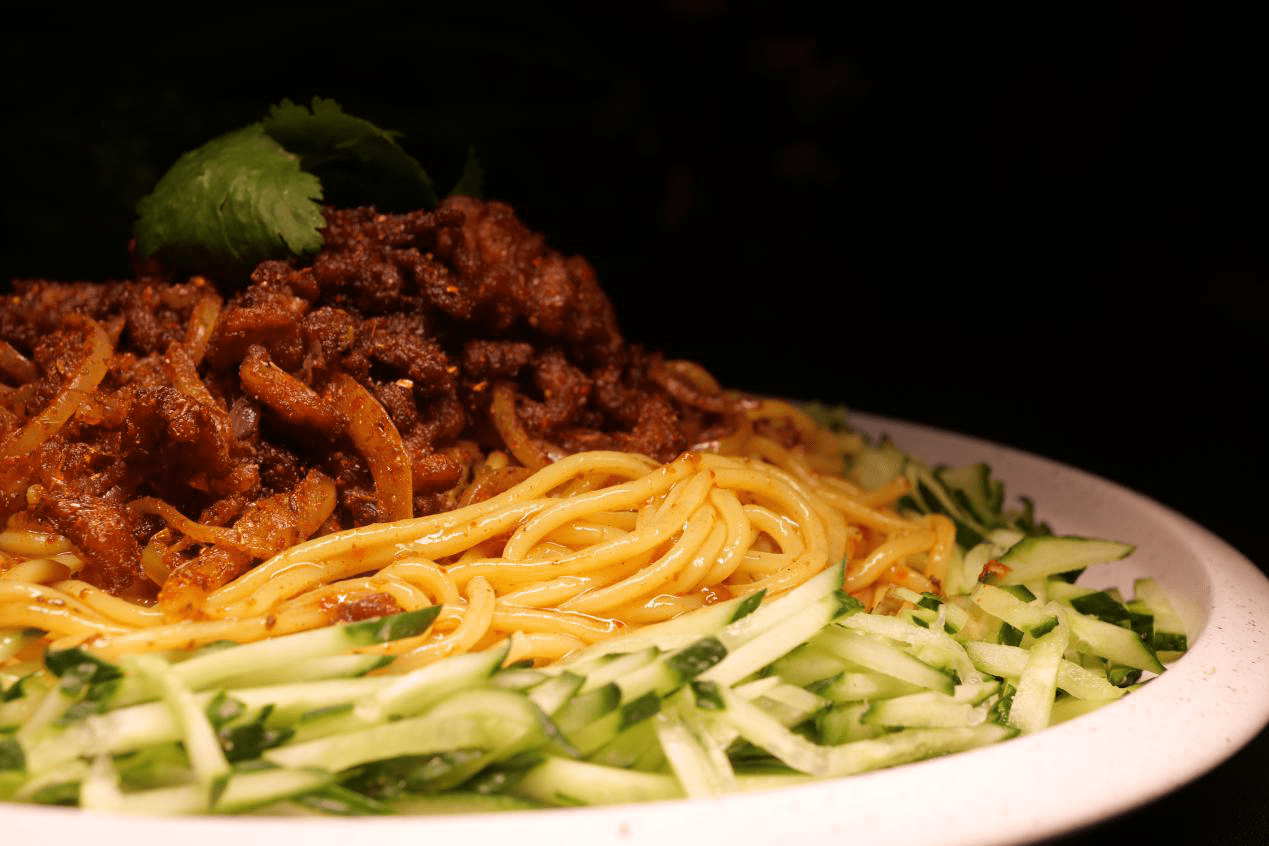 黄面烤肉是新疆菜里必不可少的一道羊肉鲜而不膻,肥瘦结合加上筋道的