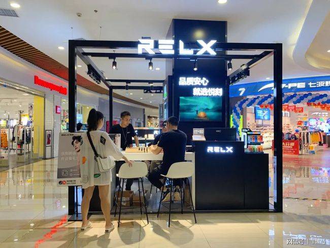 这位悦刻店主经营有奇招:帮顾客开店,专攻四五线城市