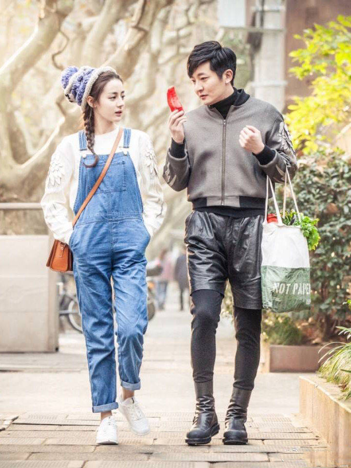 迪丽热巴一条粗裤子走机场,搭配“老头帽”,居然也不丑! 迪丽热巴一条粗裤子走机场,搭配“老头帽”,居然也不丑!