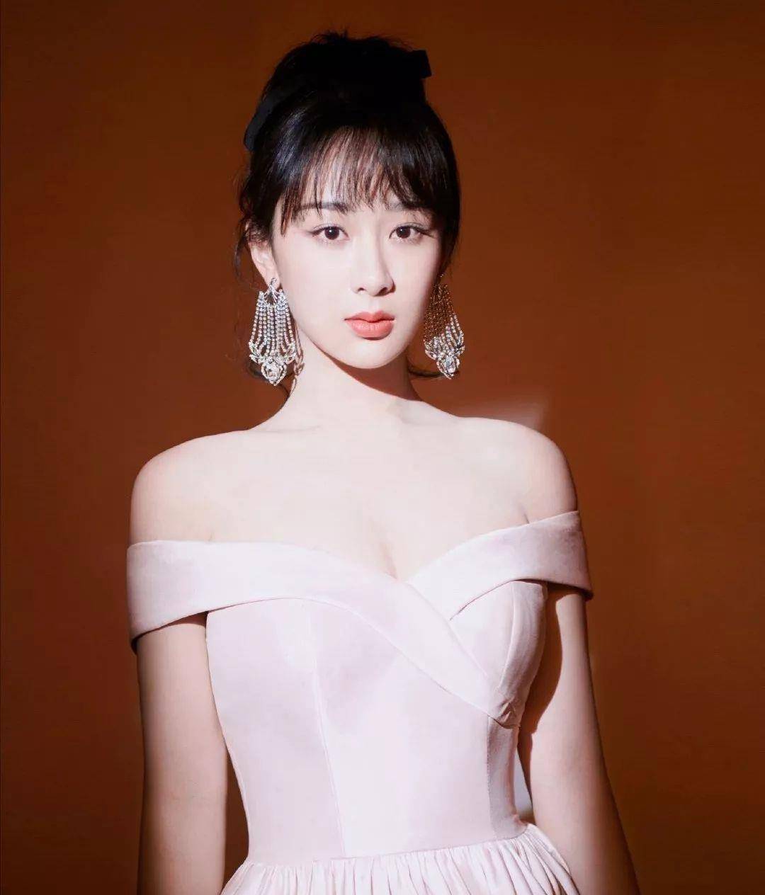 杨紫性感 28岁杨紫，性感起来无人能敌，当年的“小雪”长开了_手机搜狐网